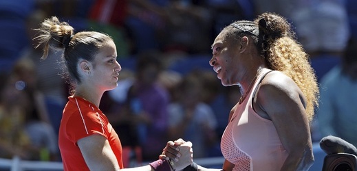 Americká tenistka Serena Williamsová (vpravo) v prvním soutěžním zápase od prohraného zářijového finále US Open porazila na Hopmanově poháru 7:6, 6:2 Řekyni Marii Sakkariovou.