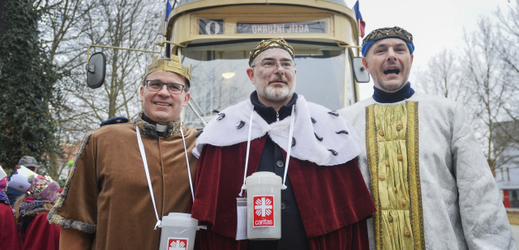 Loni se sbírky účastnili také významné osobnosti např. v Plzni biskup Tomáš Holub (zleva), primátor Martin Zrzavecký a hejtman Josef Bernard.