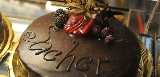 Sacher dort se stal tradiční a neodmyslitelnou součástí nabídky cukráren a kaváren po celé Evropě.