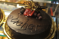 Sacher dort se stal tradiční a neodmyslitelnou součástí nabídky cukráren a kaváren po celé Evropě.