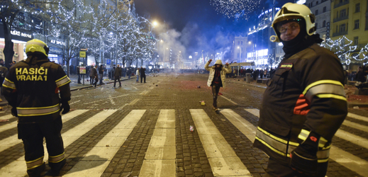 Hasiči Prahy 1 dohlíželi na silvestrovské a novoroční oslavy 1. ledna po půlnoci na Václavském náměstí v Praze.
