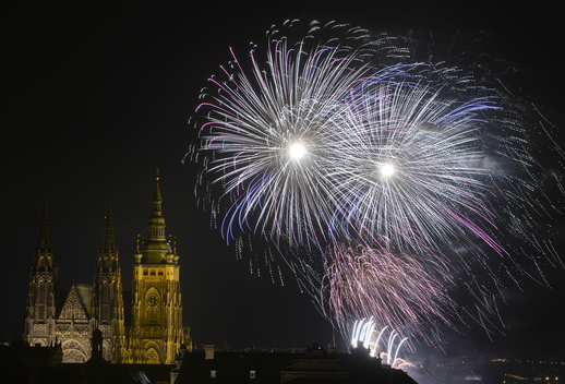 Roztodivný tanec světel se nad Prahou rozzářil 1. ledna a nesl se v duchu stoletého výročí oslav oslav samostatnosti Československa. (FOTO: Říhová Michaela).