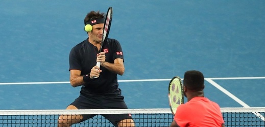 Frances Tiafoe napálil Rogera Federera balonkem přímo do ucha.