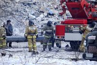 Policisté a hasiči na místě výbuchu plynu v ruském Magnitogorsku.