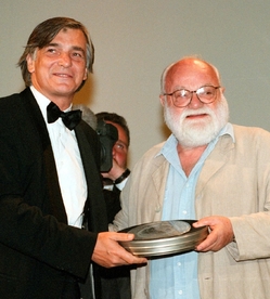 Prezident Nadace MFF Karlovy Vary Jiří Bartoška (vlevo) předal americkému producentovi Saulu Zaentzovi cenu za mimořádný umělecký přínos světové kinematografii.