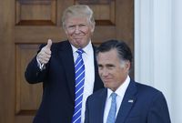 Americký prezident Donald Trump (vlevo) a senátor Mitt Romney.