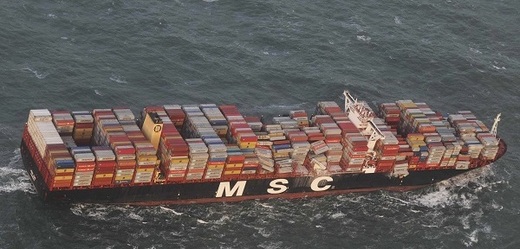 V některých kovových boxech, které spadly z lodi do moře, jsou i nebezpečné chemikálie.
