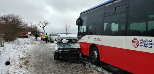 Na Kolínsku se střetlo auto s autobusem, na místě jsou zranění.