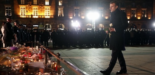 Francouzský prezident Emmanuel Macron přišel uctít památku obětí ve Štrasburku. 