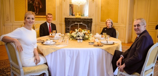 Prezidentský pár Miloš Zeman a Ivana Zemanová s manželi Babišovými na svátečním obědě.