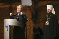 Prezident Ukrajiny Porošenko s nově zvolenou hlavou ukrajinské církve.