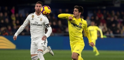 Gerard Moreno z Villarrealu (ve žlutém) v souboji proti Sergio Ramosovi.