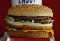 Oblíbený i nenáviděný plátek mletého masa vložený do žemle, zvaný hamburger.