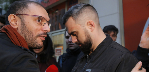 Policie propustila z vazby jednoho z radikálních představitelů žlutých vest Érica Droueta (vpravo).