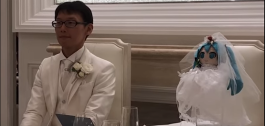 Akihiko Kondo se svou nevěstou - virtuálním hologramem jménem Miku.