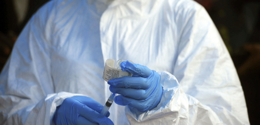 Zdravotník s očkováním proti ebole v Kongu.