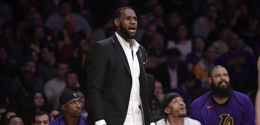 LeBron James sledoval zápas svých Lakers proti New Yorku Knicks pouze v civilu z lavičky.
