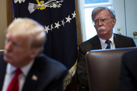 Poradce Donalda Trumpa pro otázky národní bezpečnosti John Bolton (vpravo).