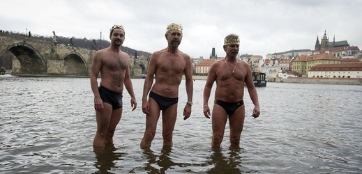 Účastníci tříkrálového plavání v Praze.