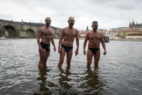 Účastníci tříkrálového plavání v Praze.