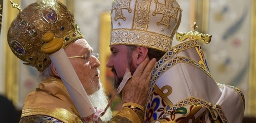 Konstantinopolský patriarcha Bartoloměj (vlevo) a metropolita Epifanij.
