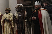 Kardinál Dominik Duka požehnal v kostele svatého Tomáše v Praze tříkrálovým koledníkům.