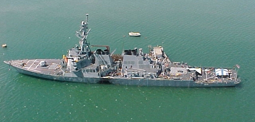 USS Cole po útoku. Na levoboku je patrné proražení trupu výbušninou.