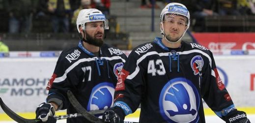 Hokejisté Plzně Milan Gulaš (vlevo) a Jan Kovář.