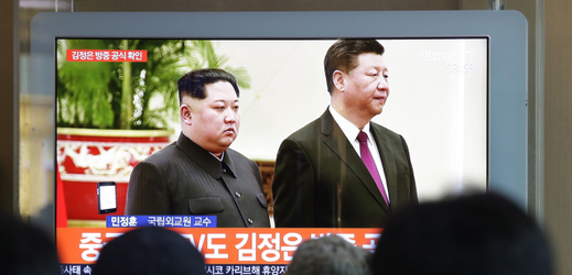 Vůdce KLDR Kim Čong-un (vlevo) a čínský prezident Si-Ťin-pching.