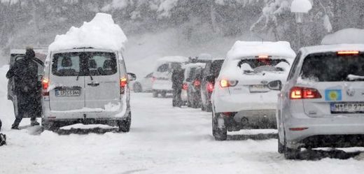 Sníh v Rakousku komplikuje dopravu.