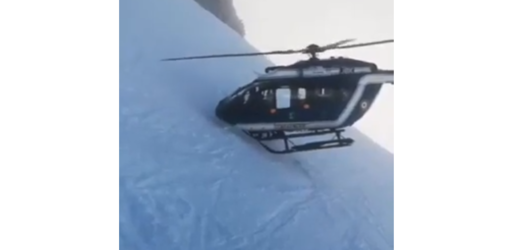 Manévrující helikoptéra během záchrany zraněného lyžaře.