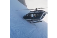 Manévrující helikoptéra během záchrany zraněného lyžaře.