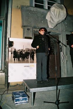 Věra Chytilová v Ostravě při odhalení pamětní desky režisérovi Karlu Reiszovi 25. 9. 2009.