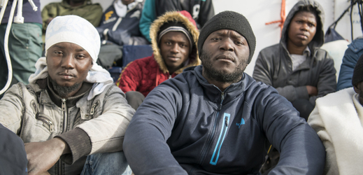 Migranty z německých lodí ve Středozemním moři přijme osm zemí EU.