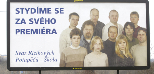 Stejná kampaň se objevila před deseti lety a byla namířená proti tehdejšímu premiérovi Stanislavu Grossovi.