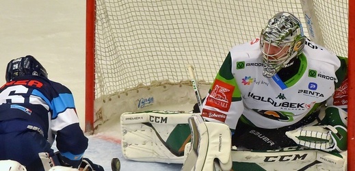 Hokejový brankář Filip Novotný prodloužil o dva roky smlouvu s Karlovými Vary.