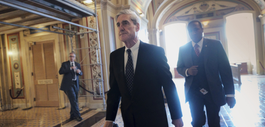 Robert Mueller bude moci dokončit své vyšetřování, k nevoli prezidenta Trumpa.