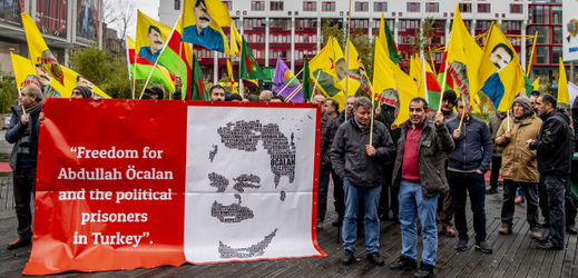 Za propuštění kurdského vůdce se v Rotterdamu také demonstrovalo.