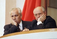 Anatolij Lukjanov (vlevo) s Michailem Gorbačovem.