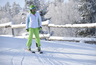 V Jeseníkách už naplno začne lyžařská sezona. Podle provozovatelů lyžařských areálů je sněhu na sjezdovkách dostatek.