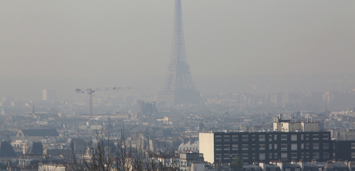 Paříž zavalena smogem (ilustrační fotografie). 