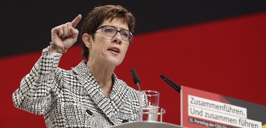 Annegret Krampová-Karrenbauerová se stala novou šéfkou Křesťanskodemokratické unie.