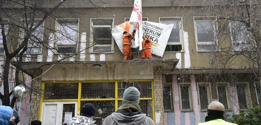 Druhým dnem pokračovalo 11. ledna 2019 exekuční vyklízení budovy bývalé plicní kliniky na pražském Žižkově, kde neoprávněně funguje Autonomní sociální centrum Klinika.