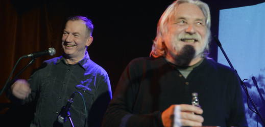 Hudebník Mikoláš Chadima (vlevo) pokřtil 12. ledna 2019 v Praze svou knihu o českém rocku Alternativa. Vpravo je výtvarník Pavel Turnovský.