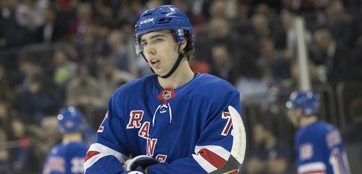 Devatenáctiletý Filip Chytil pomohl sedmým gólem v sezoně NHL hokejistům Rangers vyhrát derby s Islanders.