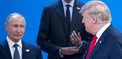 Ruský prezident Vladimir Putin (vlevo) a americký prezident Donald Trump.