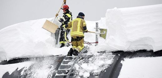 Odstraňování sněhu ze střech.