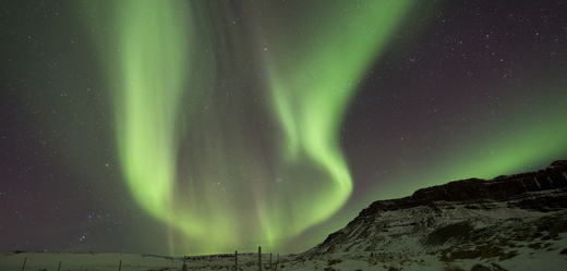 Island poskytuje ideální podmínky k pozorování polární záře.