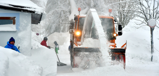 Krušnohorské lyžařské středisko se v těchto dnech potýká s velkým přívalem sněhu, ve městě platí kalamitní stav.
