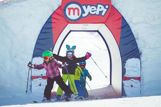 K areálu patří i sjezdovka, na které si malí lyžaři mohou zajezdit s maskotem Yepim.